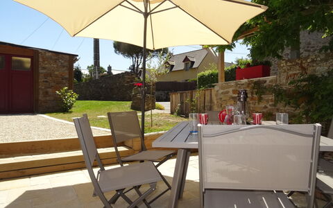 La Pailloussette: Table, Meubles, Plante, Ciel, Lumière, Chaise, Bâtiment, Ombre, Parapluie, Mobilier De Jardin