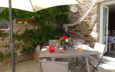 La Pailloussette: Table, Meubles, Fleur, Plante, Bâtiment, Pot De Fleur, Chaise, Tableau De Plein Air, Ombre, Mobilier De Jardin