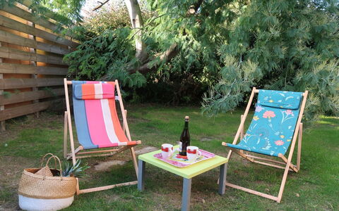 Le Chalet: Plante, Meubles, Vert, Mobilier De Jardin, Arbre, Ombre, Herbe, Tableau De Plein Air, Loisir, Des Loisirs