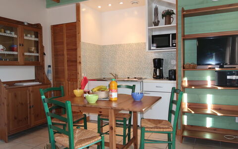 Le Chalet: Meubles, Cabinetry, Table, Maison, Bois, Bâtiment, Chaise, Cuisine, Électroménager, Sol