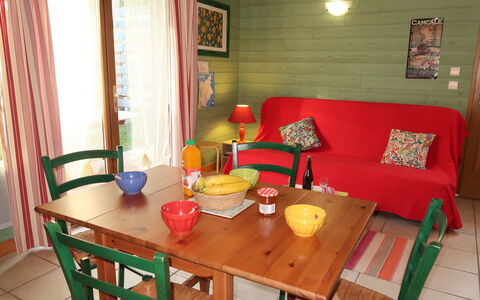 Le Chalet: Table, Meubles, Propriété, Chaise, Canapé, Bois, Rideau, Textile, Fenêtre, Orange
