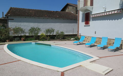 Lacapelle: L'Eau, Bâtiment, Propriété, Meubles, Piscine, Ciel, Plante, Fenêtre, Table, Bleu Azur