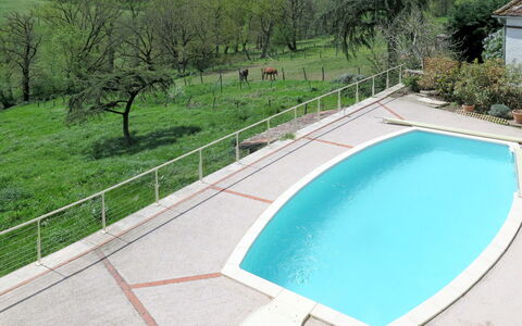 Lacapelle: L'Eau, Plante, Arbre, Piscine, Table, Bâtiment, Rectangle, Mobilier De Jardin, Chaise, Ombre