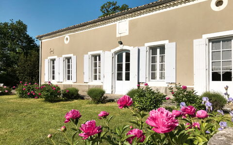 La Gaubide: Fleur, Plante, Bâtiment, Fenêtre, Propriété, Ciel, La Nature, Maison, Chalet, Végétation