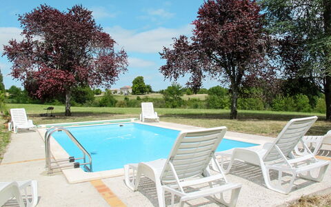 La Gaubide: Ciel, L'Eau, Plante, Propriété, Meubles, Nuage, Balancelle, Piscine, Bleu Azur, Ombre