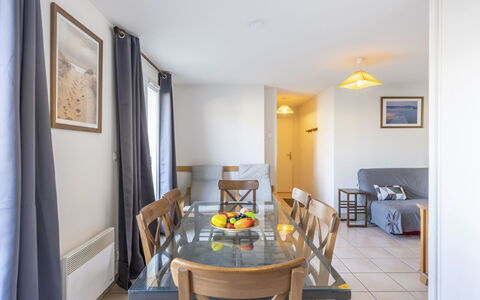 Cabourg 595: Table, Propriété, Meubles, Cadre, Bleu Azur, Chaise, Bois, Design Intérieur, Sol, Jaune