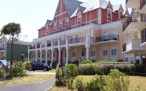 Cabourg 595: Plante, Bâtiment, Ciel, Fenêtre, Voiture, Roue, Design Urbain, Arbre, Condominium