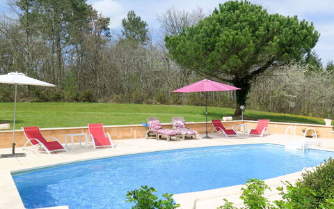 Le Coustal: L'Eau, Nuage, Plante, Propriété, Ciel, Piscine, Ombre, Mobilier De Jardin, Arbre, Balancelle