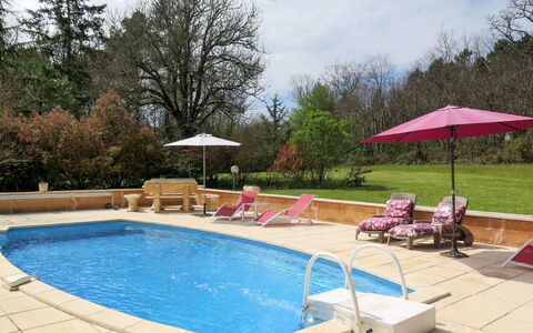 Le Coustal: L'Eau, Ciel, Nuage, Propriété, Plante, Piscine, Mobilier De Jardin, Arbre, Ombre, Chaise