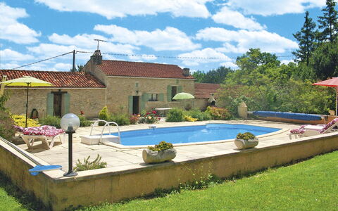 Le Coustal: Nuage, Plante, L'Eau, Ciel, Bâtiment, Propriété, Piscine, Fenêtre, Bleu Azur, Mobilier De Jardin