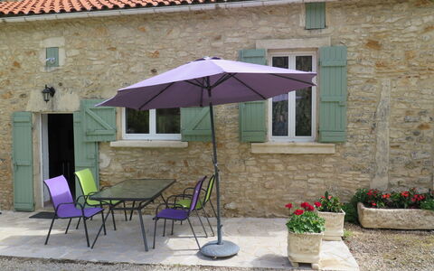 Le Coustal: Plante, Bâtiment, Fenêtre, Meubles, Table, Chaise, Ciel, Parapluie, Ombre, Pot De Fleur