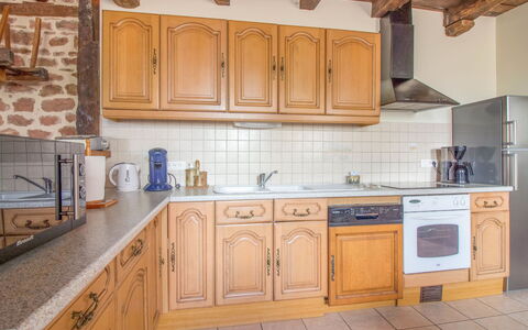 La Salesse: Marron, Cabinetry, Comptoir, Propriété, Bâtiment, Évier, Robinet, Evier, Cuisine, Bois