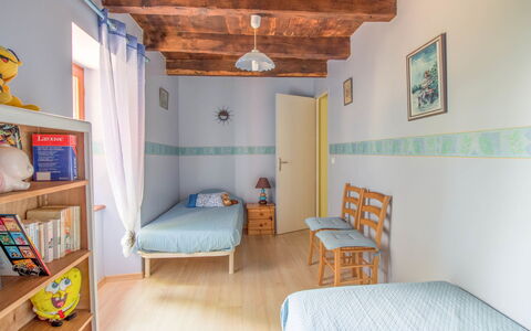La Salesse: Meubles, Propriété, Confort, Bois, Orange, Éclairage, Design Intérieur, Jaune, Sol, Sol