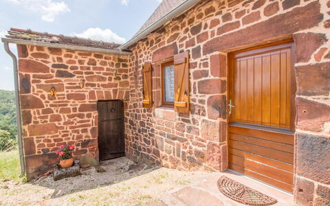 La Salesse: Bâtiment, Plante, Propriété, Fenêtre, Ciel, Nuage, Porte, Bois, Brique, Brickwork