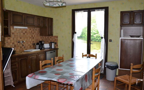 Marchives: Table, Meubles, Cabinetry, Propriété, Comptoir, Chaise, Appareil De Cuisine, Bois, Éclairage, Cuisine