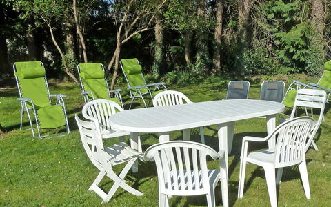 Freyssignes: Plante, Meubles, Table, Communauté Des Plantes, Chaise, Tableau De Plein Air, Vert, Mobilier De Jardin, Arbre, Paysage Naturel