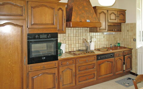Freyssignes: Comptoir, Cabinetry, Propriété, Évier, Evier, Meubles, Robinet, Tiroir, Luminaire Plomberie, Bois
