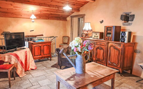 Varenne: Fleur, Meubles, Table, Propriété, Design Intérieur, Bois, Bâtiment, Cabinetry, Sol, Vase