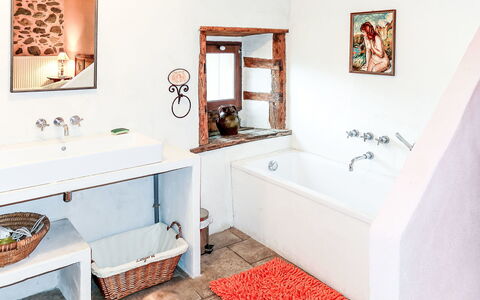 Varenne: Robinet, Miroir, Évier, Propriété, Luminaire Plomberie, Baignoire, Armoire De Toilette, Salle De Bains, Design Intérieur, Lavabo