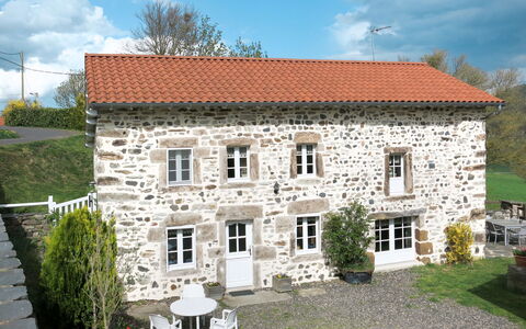 Le Chomeil: Nuage, Plante, Ciel, Bâtiment, Propriété, Fenêtre, Maison, Architecture, Lot Terre, Herbe