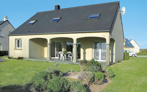 La Jolie Vague: Plante, Ciel, Propriété, Bâtiment, Fenêtre, Maison, Lot Terre, Herbe, Chalet, Porte