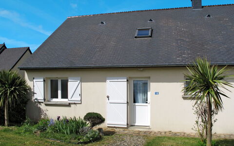La Jolie Vague: Plante, Ciel, Fenêtre, Bâtiment, Propriété, Porte, Maison, Lot Terre, Chalet