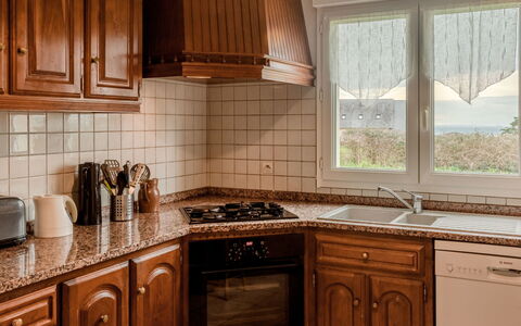 La Jolie Vague: Marron, Cabinetry, Comptoir, Propriété, Bâtiment, Fenêtre, Cuisine, Bois, Cuisinière, Tiroir