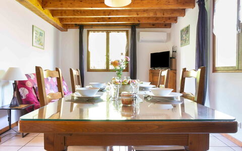 Les Galets: Table, Meubles, Propriété, Fenêtre, Chaise, Éclairage, Design Intérieur, Bâtiment, Bois, Sol