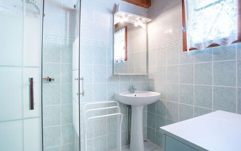 Les Galets: Miroir, Robinet, Évier, Luminaire Plomberie, Lavabo, Salle De Bains, Violet, Design Intérieur, Sol, Mur