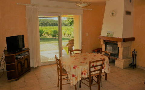 La Cardeline: Table, Meubles, Cabinetry, Chaise, Bois, Design Intérieur, Sol, Bâtiment, Sol, Dur
