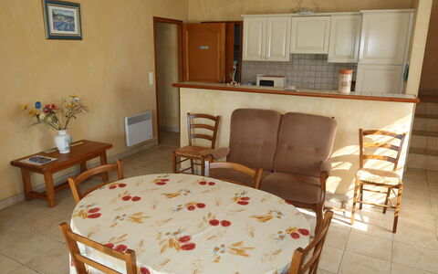 La Cardeline: Table, Meubles, Cadre, Chaise, Bois, Bâtiment, Design Intérieur, Plante D'Appartement, Confort, Nappe De Table