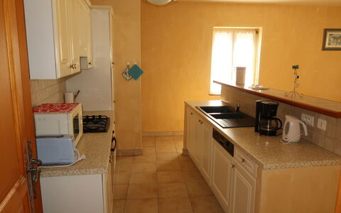 La Cardeline: Evier, Cabinetry, Évier, Meubles, Comptoir, Robinet, Bois, Bâtiment, Cuisinière, Design Intérieur