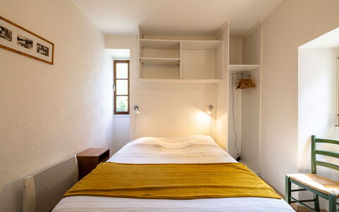 Le Moulin: Meubles, Bâtiment, Confort, Bois, Textile, Design Intérieur, Ombre, Sol, Lit