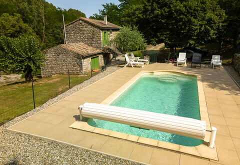 Le Moulin: L'Eau, Bâtiment, Plante, Piscine, Arbre, Mobilier De Jardin, Ciel, Rectangle, Ombre, Bois