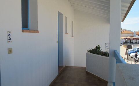 Soleil Camarguais: Propriété, Plante, Fenêtre, Plante D'Appartement, Bois, Sol, Peindre, Sol, Ciel, Bâtiment
