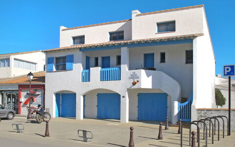 Soleil Camarguais: Propriété, Maison, Bleu, Bâtiment, Ville, Domicile, Architecture, Quartier, Zone Résidentielle, Immobilier