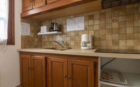 Soleil Camarguais: Cabinetry, Propriété, Comptoir, Meubles, Bâtiment, Appareil De Cuisine, Robinet, Cuisine, Bois, Design Intérieur