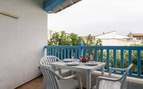 Soleil Camarguais: Table, Propriété, Bâtiment, Meubles, Ciel, Chaise, Vaisselle, Plante, Porche, Bois