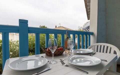 Soleil Camarguais: Table, Vaisselle, Meubles, Ciel, Propriété, Vaisselle, Bâtiment, Chaise, Bois, Nappe De Table