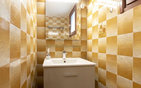 Soleil Camarguais: Marron, Propriété, Évier, Bois, Salle De Bains, Design Intérieur, Sol, Sol, Robinet