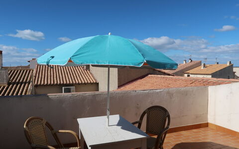 Saintes Maries de la Mer 604: Parapluie, Propriété, Turquoise, Ombre, Ciel, Maison, Bâtiment, Immobilier, Table, Meubles