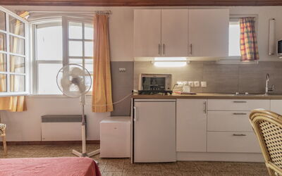 Le Soleil Camarguais 604.1: Cabinetry, Meubles, Propriété, Comptoir, Fenêtre, Bâtiment, Bois, Cuisinière, Appareil De Cuisine, Cuisine