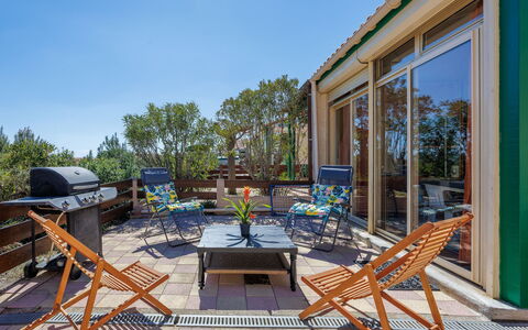 Petite Cigale: Ciel, Bois, Chaise, Ombre, Mobilier De Jardin, Arbre, Piscine, Chalet, Loisir, Paysage