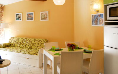 Les Jardins de Neptune 627.5: Pièce, Salon, Design Intérieur, Propriété, Meubles, Vert, Mur, Jaune, Bâtiment, Table