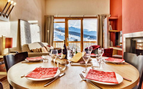 Les Arcs 608: Pièce, Propriété, Design Intérieur, Meubles, Table, Bâtiment, Suite, Maison, Salle À Manger, Petit Déjeuner