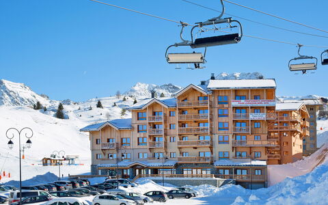 La Plagne 632: Ciel, Bâtiment, Jour, Neige, Véhicule, Montagne, Fenêtre, Pente, Architecture, Maison