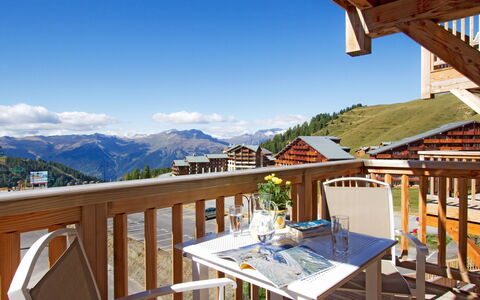 La Plagne 632: Ciel, Propriété, Montagne, Nuage, Bleu Azur, Bois, Table, Mobilier De Jardin, Arbre, Porche