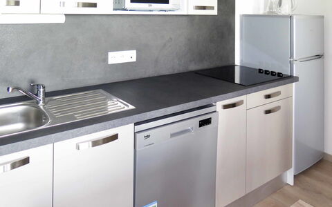 La Plagne 632: Comptoir, Cuisine, Cabinetry, Pièce, Propriété, Meubles, Évier, Principaux Appliance, Électroménager, Tiroir