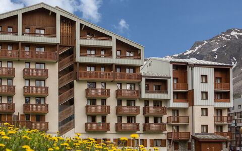 Tignes 655: Ciel, Bâtiment, Nuage, Plante, Fleur, Jour, Propriété, Fenêtre, Montagne, Design Urbain
