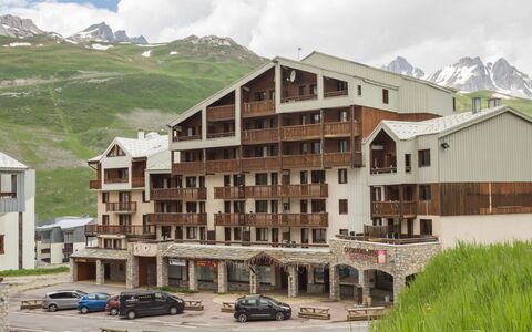 Tignes 655: Nuage, Bâtiment, Ciel, Roue, Fenêtre, Plante, Montagne, Porche, Voiture, Design Urbain